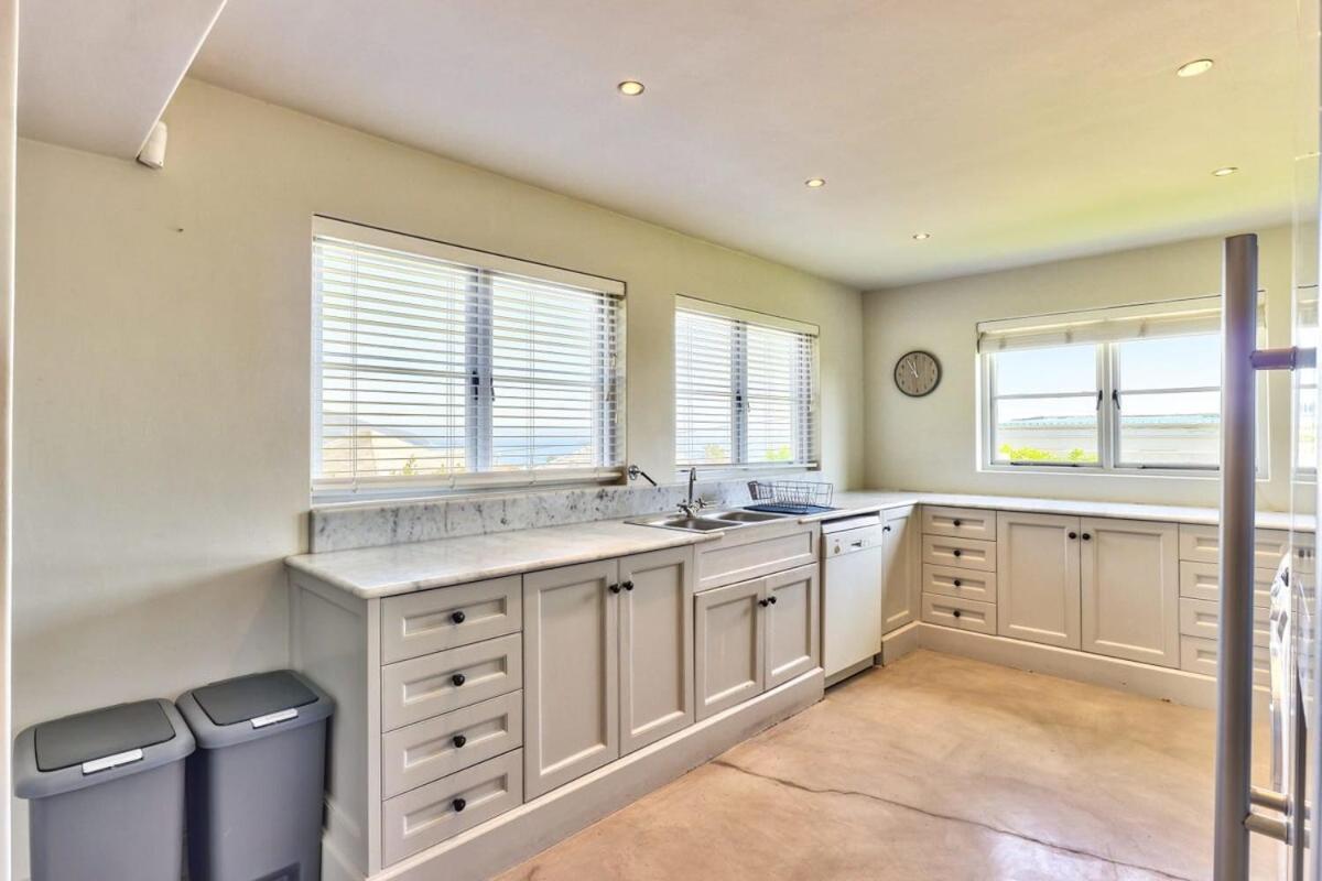 Lush Family Home In Prestigious Area ケープタウン エクステリア 写真