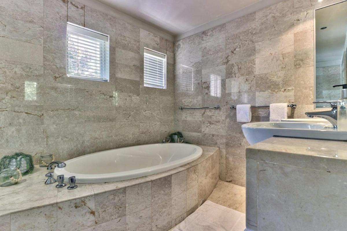 Lush Family Home In Prestigious Area ケープタウン エクステリア 写真