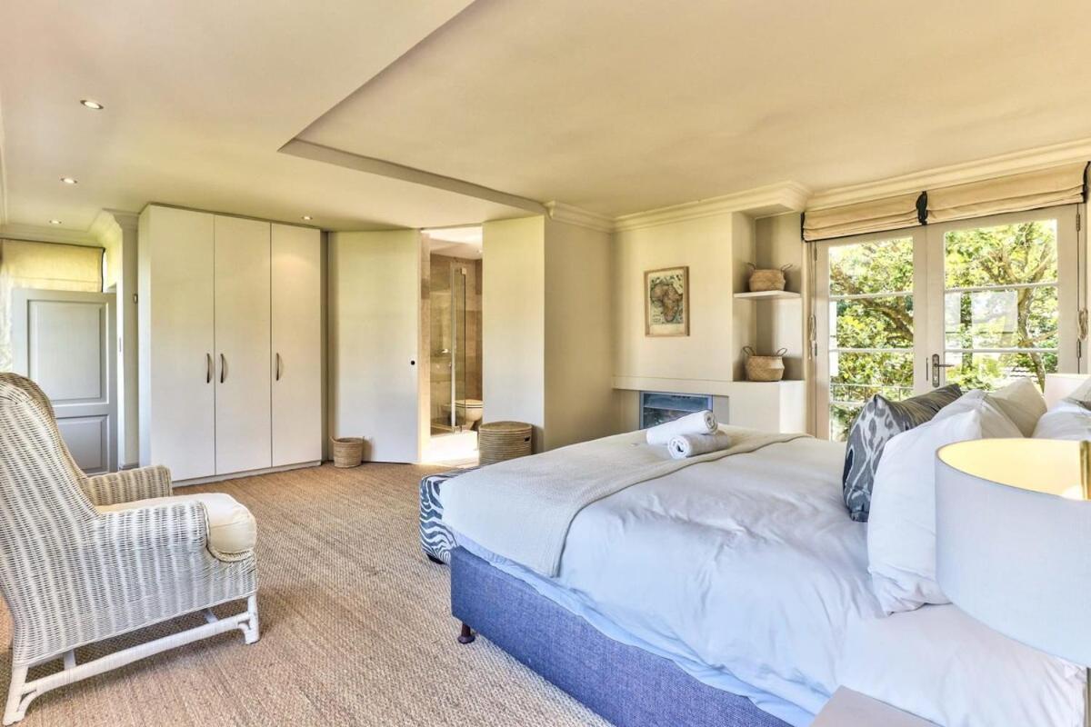 Lush Family Home In Prestigious Area ケープタウン エクステリア 写真