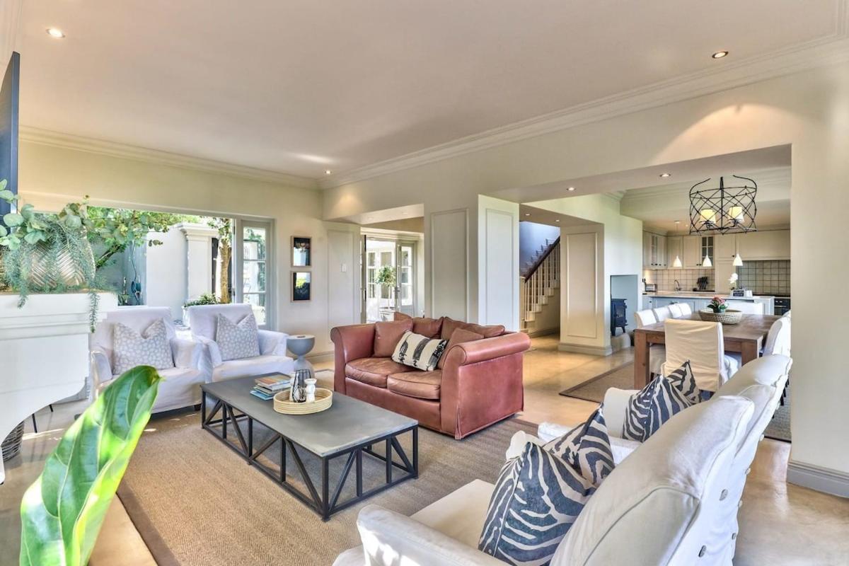 Lush Family Home In Prestigious Area ケープタウン エクステリア 写真