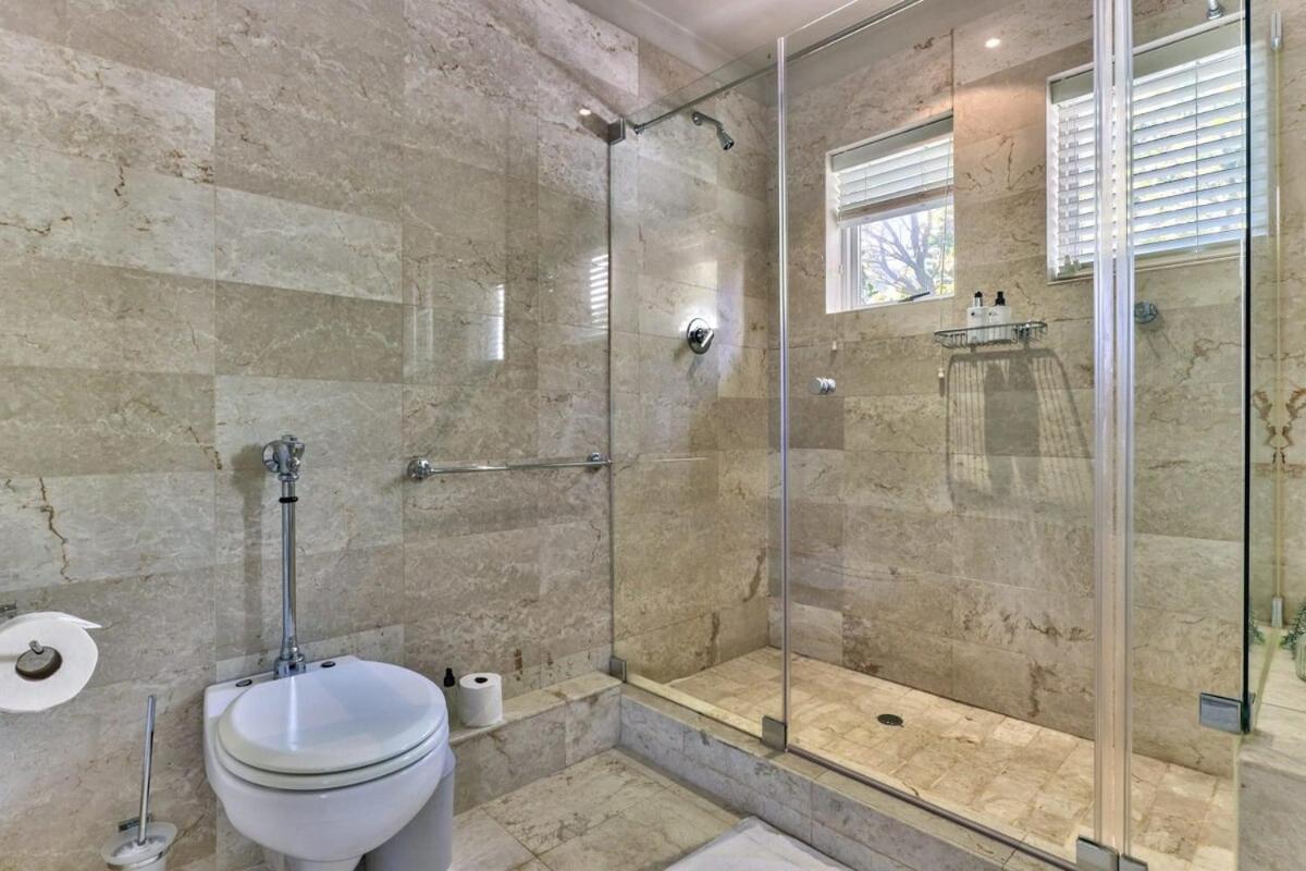 Lush Family Home In Prestigious Area ケープタウン エクステリア 写真