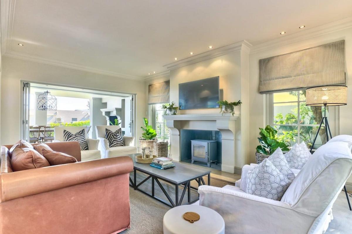 Lush Family Home In Prestigious Area ケープタウン エクステリア 写真